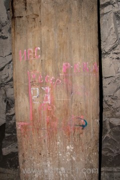 V této části podzemí lze spatřit i nápisy po rudé armádě.
