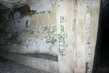 V této části podzemí lze spatřit i nápisy po rudé armádě.