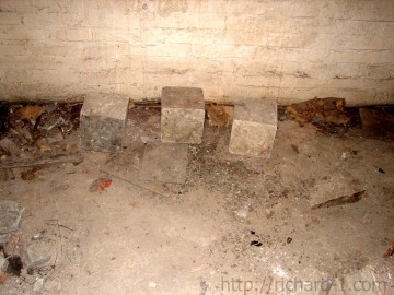 Betonové krychle ležící na podlaze…
