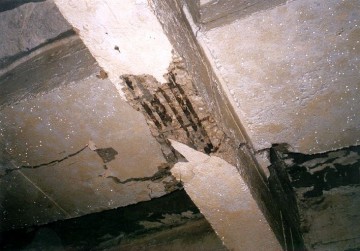 Tlaky horniny se projevují v podobě prasklin na stropních výztuhách.
