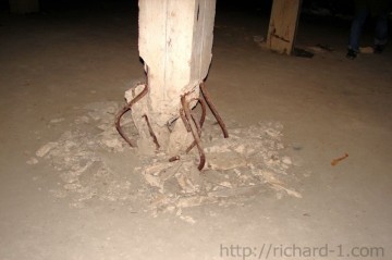 Rozdrcený betonový nosník v zadní části sloupového sálu č. 25.