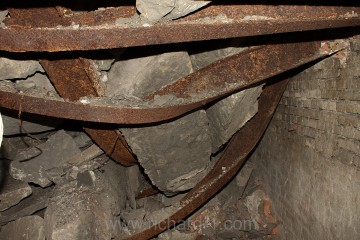 Zohýbané ocelové nosníky v chodbě D
