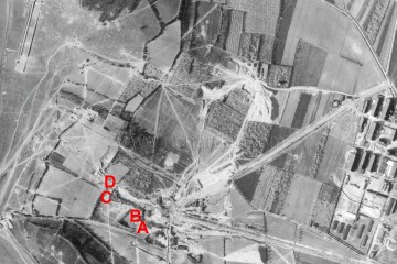 Letecká fotografie celého areálu továren Richard – Březen 1945. Písmena označují jednotlivé podzemní štoly – zde označeny pouze zdvojené vchody A/B a C/D.