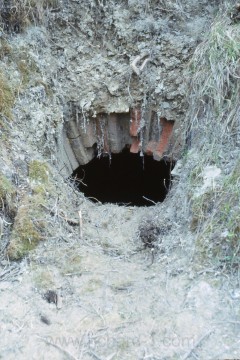 Jeden z mála existujících pohledů na část bývalého portálu, vchodu A/B do levé části podzemí. Foto rok 1986.