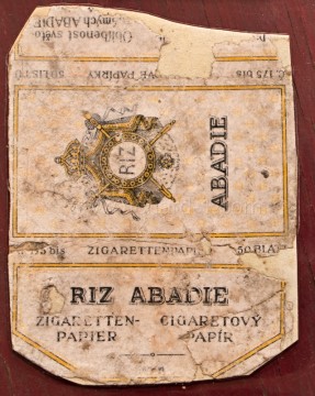 Část krabičky z francouzského (pařížského) cigaretového papíru. Firma RIZ ABADIE sídlila v Paříži. Zajímavé je, že má i český potisk, což nebylo obvyklé.