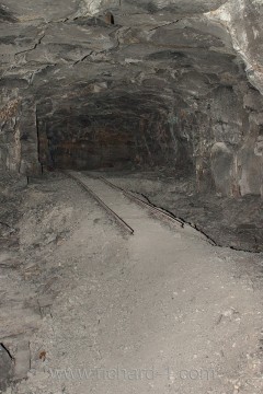 Koleje z doby rozšiřování podzemí v době výstavby továrny. Po boku kolejového pole je zřetelné postupné zahlubování štoly – v tomto případě odstranění drobné sutě z doby předválečné těžby.