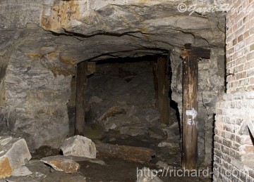 V chodbách po původní těžbě se zachovaly zbytky ztrouchnivělé výdřevy.
