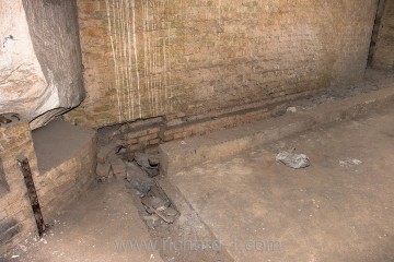 Potrubí vstupuje do kolektoru pod podlahou a pokračuje do další chodby.
