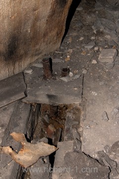 Potrubí zabetonované do jednoho z nosníků.