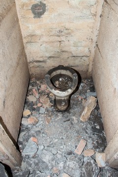 A dokonce se zachovalo i několik záchodových mís.