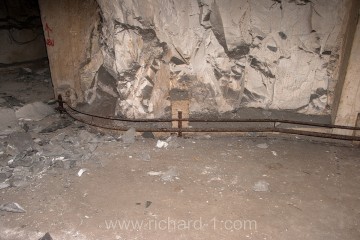 Potrubí parního vytápění u podlahy jedné z hal.