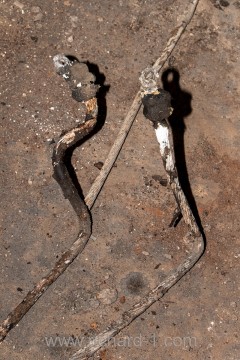 Dva zachovalé kabely nalezené v jedné z pobočních transformátorových stanic.