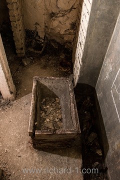 Na jedné z toalet se zachovala dřevěná nosítka zaplněna cementovou mazaninou. Stejnou cementovou hmotou je pokryta i „dopadová“ stěna na pánských toaletách.