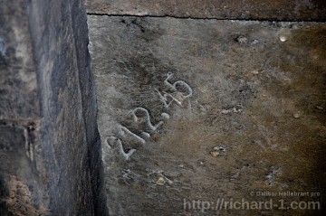 Na betonovém překladu stropu v chodbě D se zachovalo i datum výroby stavebního dílu.