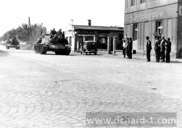 Tank Rudé armády přijíždějící od Lovosic. Foto z archivu fotografa Karla Šandy. Zveřejněno se souhlasem dědice.