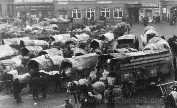 Naložené povozy německých obyvatel utíkajících před Rudou armádou.