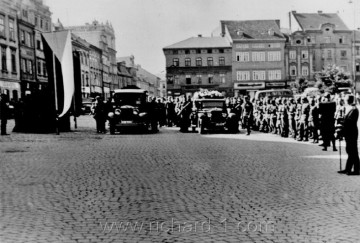 Litoměřické náměstí – pietní pohřeb padlých vojáků.