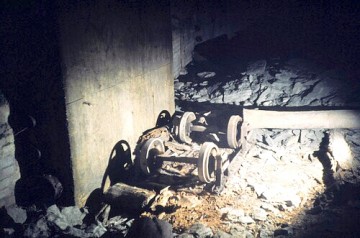 Fotografie železničního vozíku, kterým se převážely výrobky v podzemí. Foto: CMA