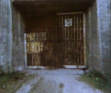 Ocelová vrata uzavírají vstup do podzemní továrny Richard I, chodba C/D stav v roce 1984.
