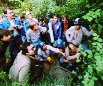Členové televizního štábu před zasutým portálem A/B, Richard I. Rok 1984–1985.