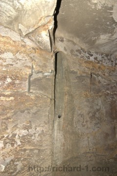 Pohled na část průzkumného vrtu v chodbě č.7. Vrtná korunka pronikla částečně do chodby a částečně zůstala ve stěně.