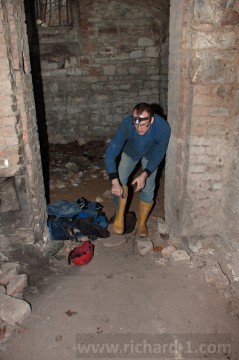 Jakub se pečlivě připravuje na průzkum podzemí.