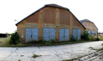 Pro vlastní koncentrační tábor (k umístění vězňů pracovního komanda), byly využity původní velké budovy sloužící předtím jako vojenské jízdárny, stáje, seníky a sklady.