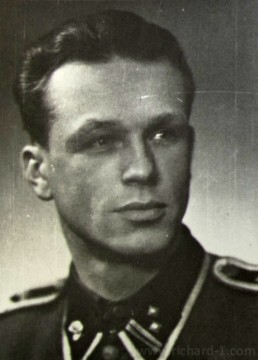KOHN Hans, SS – Sturmscharführer. V KT Litoměřice vedl správní věci. V roce 1945 stár asi 30 let. Týral vězně.