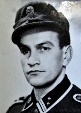 BAUER Josef, SS – Oberscharführer. V roce 1945 stár asi 38 let. Služebně zařazen na vedení SS – Führungstabu B/5. Kontroloval vězně v podzemí, týral je bil a ubíjel holí. Měl na svědomí mnoho lidských životů. (Na fotografii v hodnosti SS – Sturmscharführer.
