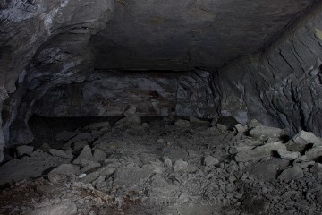 Vyrubaná (a v době výstavby továrny) rozšířená chodba v podzemí Richard II. Na stropě znatelný opad vrstvy materiálu – toto má v podzemí Richardu i své pojmenování – víko na rakev…