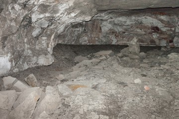 Vyrubaná (a v době výstavby továrny) rozšířená chodba v podzemí Richard II.