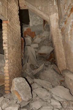 Pohled na spodní část závalu v chodbě 117. Zde lze spatřit, do jaké výše již dospělo řícení podzemí – stav v roce 2013
