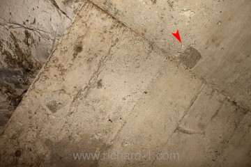 V betonu nosníku lze místy spatřit obrys betonových kostek, které byly vloženy jako vzpěra proti deformaci bednění.
