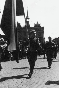 Slavnostní pochod na náměstí v Litoměřicích. Foto z archivu fotografa Karla Šandy. Zveřejněno se souhlasem dědice.