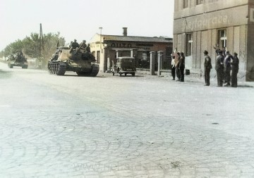 Tank Rudé armády přijíždějící od Lovosic. Foto z archivu fotografa Karla Šandy. Zveřejněno se souhlasem dědice. Kolorováno.