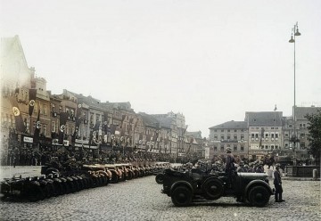 Slavnostní nástup vojenských jednotek na náměstí v Litoměřicích, na tehdejším Adolf Hitler ring.