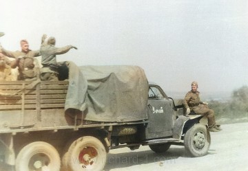 Nákladní vozidlo s vojáky Rudé armády v okolí terezínské křižovatky. Foto z archivu fotografa Karla Šandy. Zveřejněno se souhlasem dědice. Kolorováno.