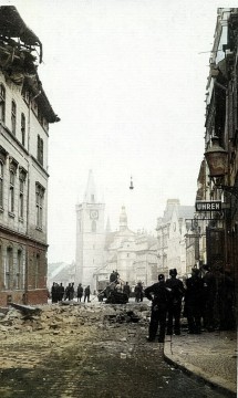 Pohled na poškozený dům v ulici Michalská – pohled směrem na dnešní Mírové náměstí.