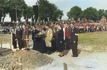 Pohřeb obětí šestileté nacistické hrůzovlády před Malou pevnosti Terezín… Foto z archivu fotografa Karla Šandy. Zveřejněno se souhlasem dědice. Kolorováno.