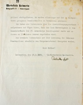 Dopis vedoucímu okresu Wilhelmu Striebelovi Litoměřice. Náborová kancelář SS Litoměřice plní mandát, který vydalo vedení okresu, a následně oznamuje, že se zabavily movité věci nebo prostory židovských uprchlíků, které jsme použili. V obchodě v Litoměřicích, Langegasse 8, který patřil Židovi, je používán jako náborová kancelář SS. Sklad, který byl nalezen, byl zajištěn v bytě stejného Žida, který se nacházel v prvním patře, inventář z něj byl předán tajné státní policii a zboží bylo zapečetěno ve dvou místnostech. Dále byl vytvořen adresář kancelářského nábytku a psacích strojů, který se nachází také v prvním patře domu, nebo přímo v náborové kanceláři SS a v kanceláři Mareschgasse 19. Tyto věci byly také zajištěny prchajícími Židy. Uvedený adresář byl předán kanceláři starosty na příkaz tajné státní policie. Všechna zabavená vozidla byla vrácena majitelům nebo jmenovaným správcům nebo jednatelům židovských domů nebo společností. Dům Mareschgasse 19, který patří židovským uprchlíkům Oppenheimerovým, je používán jako služebna. Zde byli také dvakrát shromážděni pro ochranu SS a policie. Byly však uvedeny do provozu pouze místnosti v mezipatře. Uvedli jsme seznam vybavení a dodali, že dům Mareschgasse 19 byl zkonfiskován generálním komandem IV. armádního sboru a přidělen k tomuto dne 15. 11. tohoto roku. Uvedený adresář byl také dán kanceláři starosty na příkaz tajné státní policie. Litoměřice dne 29. 10. 1938. Podpisová doložka SS-náborová kancelář Litoměřice. Podpis nečitelný. (Pozn. Překlad textu je pouze přibližný.