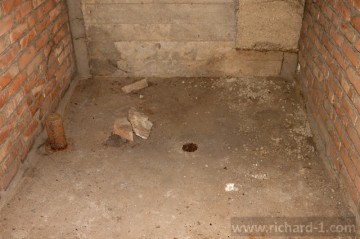Betonová podlaha uvnitř „kobek“ je vyspádována k odtokovým otvorům.
