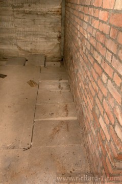 Koryto v betonové podlaze zakrývají betonové dlaždice.