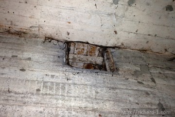 Pod betonovým stropem je několik otvorů pro odvětrání vnitřních prostor čerpací stanice.