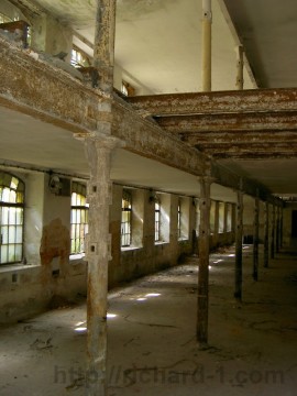 Pohled do vnitřních částí bývalé továrny. Stav v roce 2003.