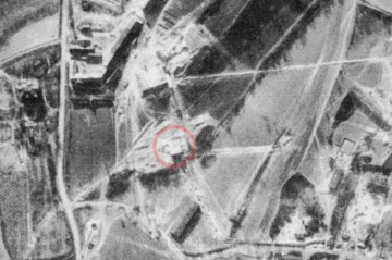 Letecký snímek budovy z 10. 4. 1945.