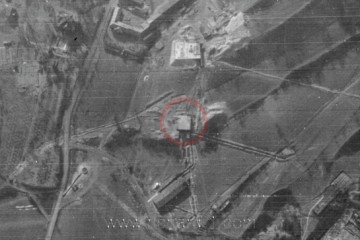 Letecký snímek budovy z března 1945.
