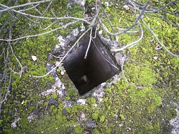 Detailní pohled na jeden ze šesti otvorů ve střeše filtrační stanice.