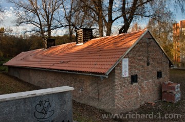 Nová střecha budovy krematoria.