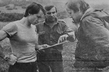 Režisér filmu o továrně Richard pan Věrčák (nalevo) a pan Faifer (uprostřed) a Josef Růžička (napravo).