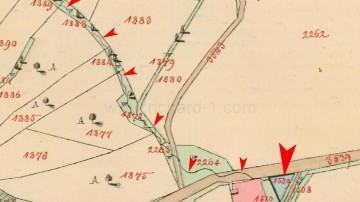 Mapa z roku 1843 s vyznačeným potůčkem, který ústí do trojúhelníkového rybníčku.